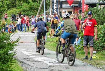 Straßen-Spezialist glänzt beim Erzgebirgs-Bike-Marathon im Gelände - Auch der Alp de Wettin, eine langer Anstieg mit 20 Prozent Steigung, verlangte den Fahrern alles ab. Foto: Andreas Bauer