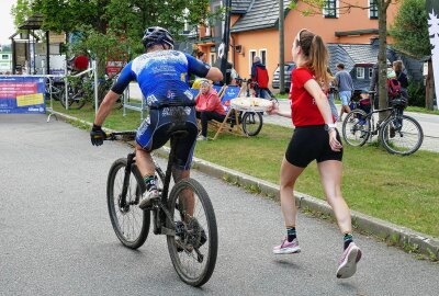 Straßen-Spezialist glänzt beim Erzgebirgs-Bike-Marathon im Gelände - Entlang der Strecke gab es auch viel Stärkung. Foto: Andreas Bauer