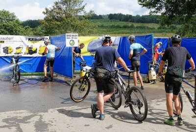 Straßen-Spezialist glänzt beim Erzgebirgs-Bike-Marathon im Gelände - Hinterher war Reinigen angesagt. Foto: Andreas Bauer