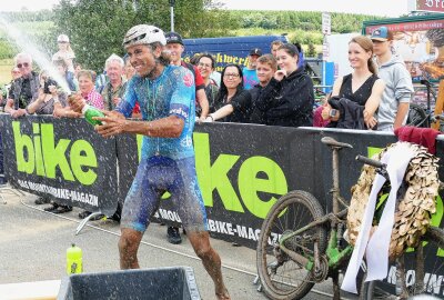 Straßen-Spezialist glänzt beim Erzgebirgs-Bike-Marathon im Gelände - Als Sieger ließ Anton Albrecht auch die Sektkorken knallen. Foto: Andreas Bauer