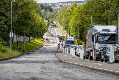 Straßenabschnitt der B169 vorzeitig freigeben: Neue Staufalle droht - Die Arbeiten im nächsten Teilabschnitt vom letztjährigen Bauende bis über die Hauptstraße hinaus starteten am 4. Juni. Foto: Niko Mutschmann