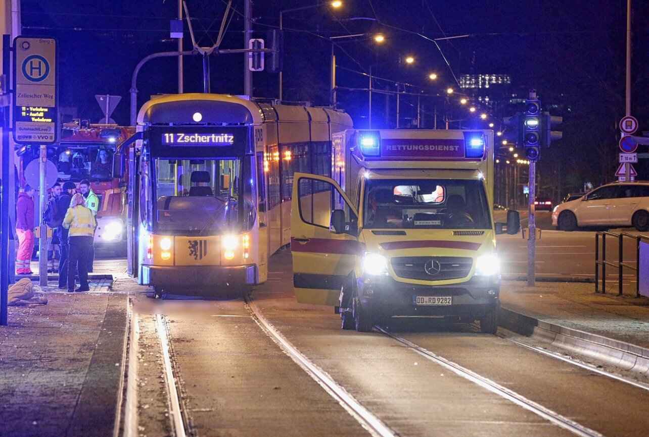 Straßenbahn-Unglück In Dresden: Fußgänger Wird Von Bahn Erfasst