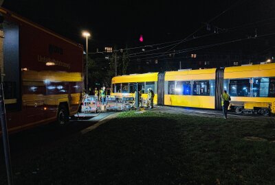 Straßenbahnunfall in Dresden: Züge entgleisen am Albertplatz - Zwei Straßenbahnwagen der Linie 7 sind aus noch unerklärlichen Gründen zusammengestoßen. Foto: SPM Gruppe/ Florian Varga