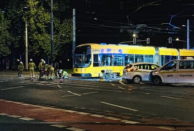 Straßenbahnunfall in Dresden: Züge entgleisen am Albertplatz - Die Bergung des zweiten Unfallzugs wird viel Zeit in Anspruch nehmen. Foto: SPM Gruppe/ Florian Varga