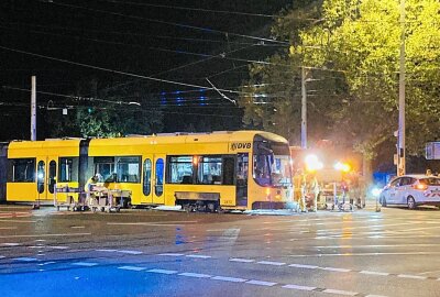 Straßenbahnunfall in Dresden: Züge entgleisen am Albertplatz - Im Einsatz waren am Freitagabend etwa 20 Rettungskräfte. Foto: SPM Gruppe/ Florian Varga