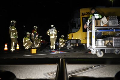 Straßenbahnunfall in Dresden: Züge entgleisen am Albertplatz - Im Einsatz waren am Freitagabend etwa 20 Rettungskräfte. Foto: SPM Gruppe/ Florian Varga