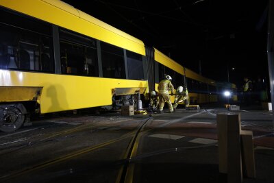 Straßenbahnunfall in Dresden: Züge entgleisen am Albertplatz - Zwei Straßenbahnwagen der Linie 7 sind aus noch unerklärlichen Gründen zusammengestoßen. Foto: SPM Gruppe/ Florian Varga