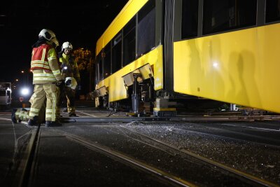 Straßenbahnunfall in Dresden: Züge entgleisen am Albertplatz - Zwei Straßenbahnwagen der Linie 7 sind aus noch unerklärlichen Gründen zusammengestoßen. Foto: SPM Gruppe/ Florian Varga