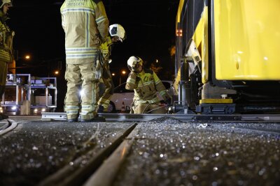 Straßenbahnunfall in Dresden: Züge entgleisen am Albertplatz - Die Bergung des zweiten Unfallzugs wird viel Zeit in Anspruch nehmen. Foto: SPM Gruppe/ Florian Varga