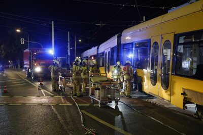 Straßenbahnunfall in Dresden: Züge entgleisen am Albertplatz - Die Bergung des zweiten Unfallzugs wird viel Zeit in Anspruch nehmen. Foto: SPM Gruppe/ Florian Varga