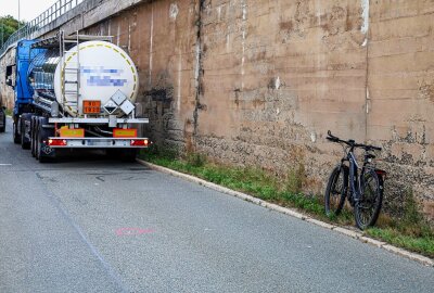 Straßensperrung nach Unfall in Aue: E-Bike-Fahrer kollidiert mit LKW-Auflieger - Durch ein Ausweichmanöver kolldierte der Fahrradfahrer mit dem LKW. Foto: Niko Mutschmann