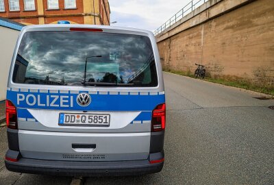 Straßensperrung nach Unfall in Aue: E-Bike-Fahrer kollidiert mit LKW-Auflieger - Durch ein Ausweichmanöver kolldierte der Fahrradfahrer mit dem LKW. Foto: Niko Mutschmann