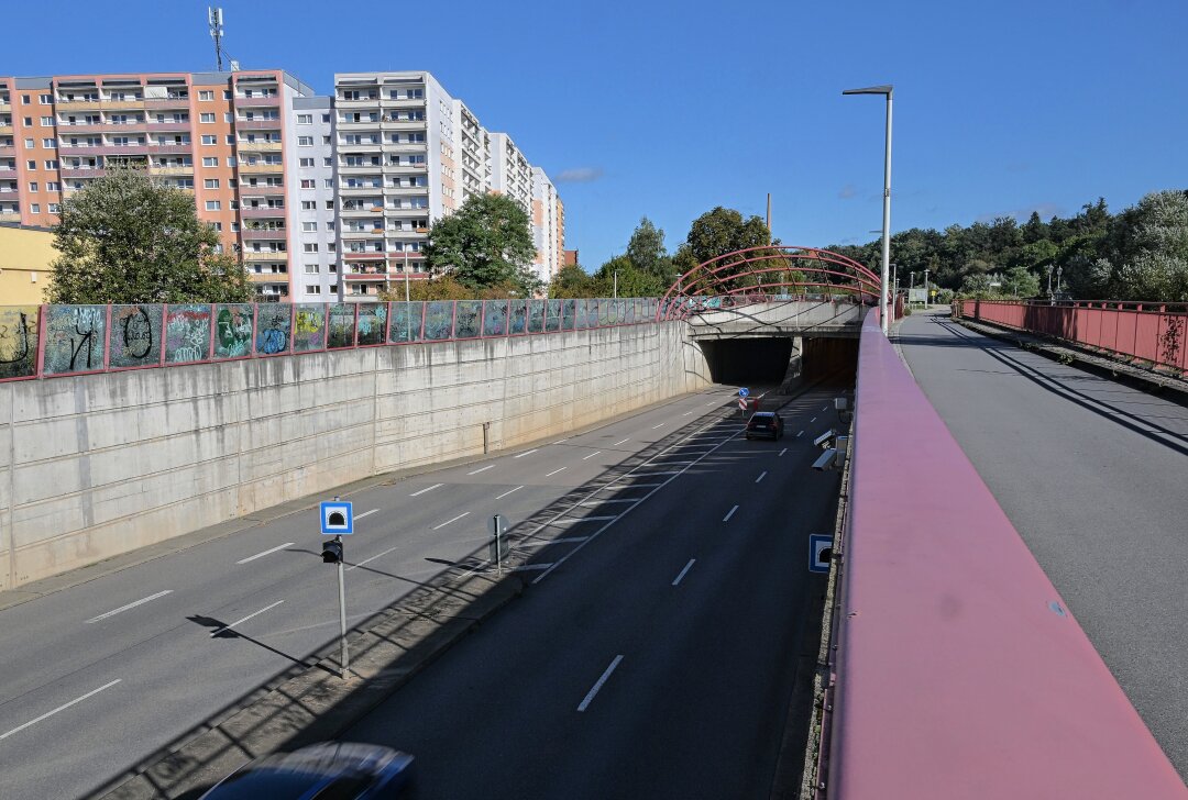 Straßensperrung wegen Wartungsarbeiten am B93-Tunnel - Am B 93-Tunnel im Bereich der Zwickauer Innenstadt sind planmäßige Wartungsarbeiten durchgeführt worden. Foto: Ralf Wendland