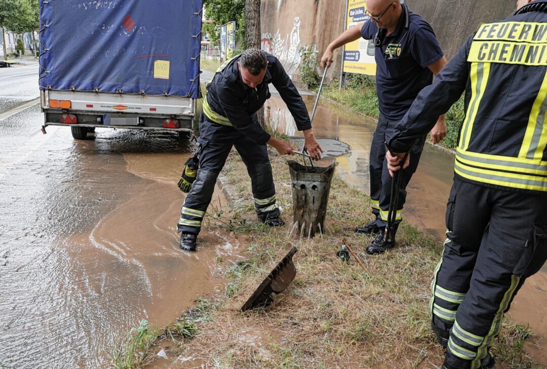 Straßensperrung wegen Wasser auf der Fahrbahn - Straßensperrung wegen Wasser auf der Fahrbahn. Foto: ChemPic