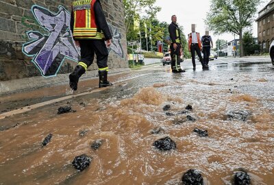 Straßensperrung wegen Wasser auf der Fahrbahn - Straßensperrung wegen Wasser auf der Fahrbahn. Foto: ChemPic