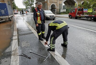 Straßensperrung wegen Wasser auf der Fahrbahn - Straßensperrung wegen Wasser auf der Fahrbahn. Foto: ChemPic