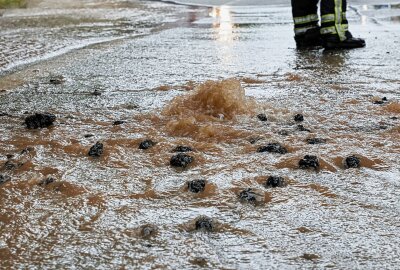 Straßensperrung wegen Wasser auf der Fahrbahn - Straßensperrung wegen Wasser auf der Fahrbahn. Foto: ChemPic