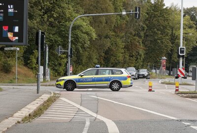 Straßensperrung wegen Wasser auf der Fahrbahn - Straßensperrung wegen Wasser auf der Fahrbahn. Foto: ChemPic