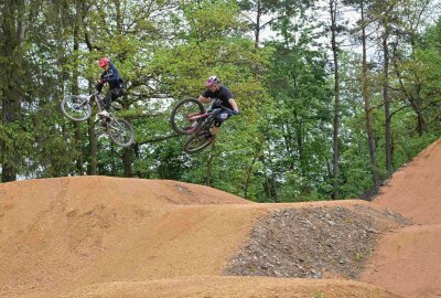 Strecke offiziell freigegeben: Erzgebirger bauen Bikepark in Eigenregie - Der Bikepark ist seiner Bestimmung übergeben worden. Foto: Ralf Wendland