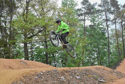 Strecke offiziell freigegeben: Erzgebirger bauen Bikepark in Eigenregie - Der Bikepark ist seiner Bestimmung übergeben worden - im Bild Mio Wohlgemuth aus Lößnitz. Foto: Ralf Wendland