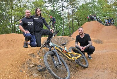 Strecke offiziell freigegeben: Erzgebirger bauen Bikepark in Eigenregie - Daniel Schleußing, Mandy Christ und Alex Knoch (v.li.) haben federführend den Bikepark zusammen mit Jugendlichen angelegt. Foto: Ralf Wendland