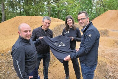 Strecke offiziell freigegeben: Erzgebirger bauen Bikepark in Eigenregie - Daniel Schleußing, Holger Meier-Knietzsch, Bauamtsleiter Gemeinde Zschorlau, Mandy Christ und der CDU-Landtagsabgeordnete Eric Dietrich bei der Eröffnung des Bikeparks. Foto: Ralf Wendland