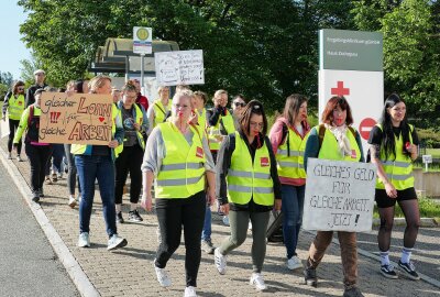 Streik am Erzgebirgsklinikum: Beschäftigte im nicht-ärztlichen Dienst fordern Gerechtigkeit - Wie hier in Zschopau machten auch in Annaberg-Buchholz und Stollberg Klinikum-Mitarbeiter auf die ungleichen Löhne aufmerksam. Foto: Andreas Bauer