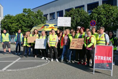 Streik am Erzgebirgsklinikum: Beschäftigte im nicht-ärztlichen Dienst fordern Gerechtigkeit - Ausgangspunkt des Streikmarschs war in Zschopau das Krankenhaus. Foto: Andreas Bauer