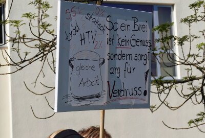 Streik am Erzgebirgsklinikum: Beschäftigte im nicht-ärztlichen Dienst fordern Gerechtigkeit - Auf Bannern verschafften sie ihrem Unmut Luft. Foto: Andreas Bauer