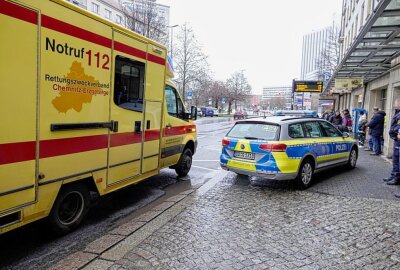 Streit im Geschäft und auf der Straße: Mann versucht Lebensmittel zu erpressen - Körperliche Auseinandersetzung zwischen mehreren Personen. Foto: Harry Härtel/ heartelpress