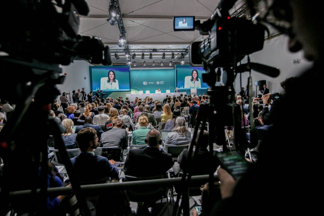 Streit um Billionen: UN-Klimagipfel wird verlängert - Volles Haus bei der Pressekonferenz Baerbocks auf der Klimakonferenz.