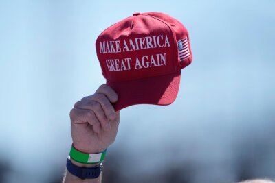 Streit um Pro-Trump-Mütze: Flug nach Texas verspätet - An einer ähnlichen Mütze wie dieser entzündete sich der Streit am Flughafen Heathrow. (Archivbild)