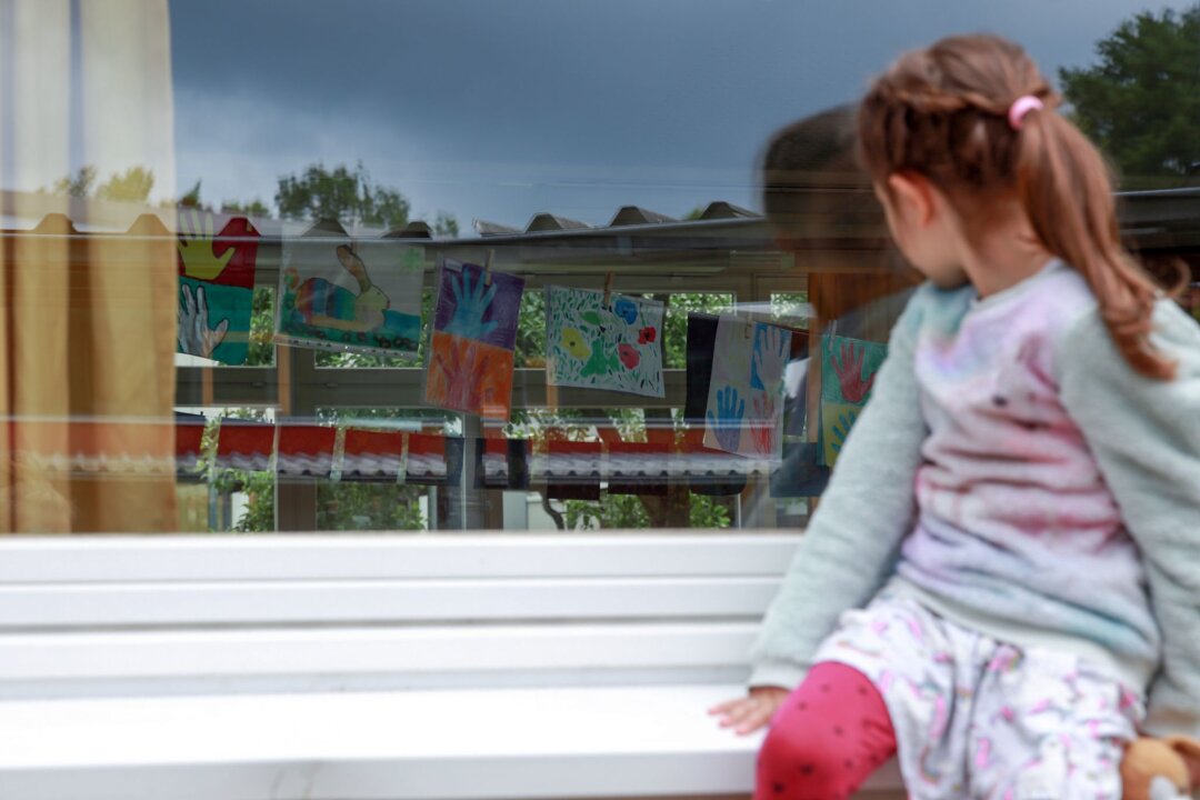 Stress bei Kindern: Was Eltern dagegen tun können - Sind Kinder gestresst, zeigt sich das oft an ihrem Verhalten. Eltern sollten sensibel reagieren.