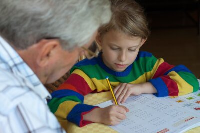 Stress bei Kindern: Was Eltern dagegen tun können - Gemeinsam Aufgaben lösen: Kinder brauchen Lob und Hilfe.