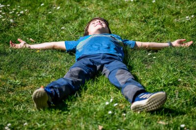 Stress bei Kindern: Was Eltern dagegen tun können - Guter Ausgleich bei Stress: die Sonne genießen und entspannen.