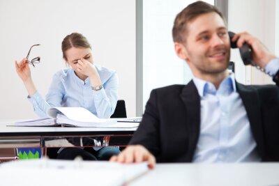 Stress für die Ohren: Wann ist es am Arbeitsplatz zu laut? - Dauerbeschallung: Typische Geräusche aus dem Großraumbüro empfinden manche Beschäftige als besonders belastend.