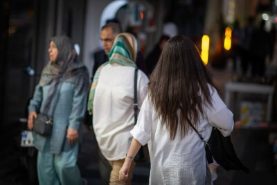 Strikte Kleiderregeln im Iran: "Klinik" für Frauen geplant - Immer mehr Frauen ignorieren im Iran mittlerweile die Kleiderordnung. (Archivbild)