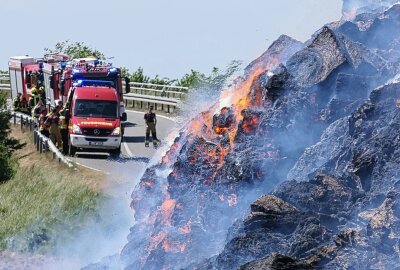 Strohfeim-Brand bei Großpösna: Wind erschwert Löscharbeiten - Mittwochmittag rückten gleich mehrere Feuerwehren zu einem Brand nach Seifertshain aus. Foto: Sören Müller