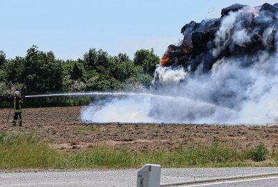 Strohfeim-Brand bei Großpösna: Wind erschwert Löscharbeiten - Mittwochmittag rückten gleich mehrere Feuerwehren zu einem Brand nach Seifertshain aus. Foto: Sören Müller