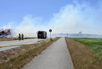 Strohfeim-Brand bei Großpösna: Wind erschwert Löscharbeiten - Der starke Wind fachte das Feuer und damit den Funkenflug enorm an. Foto: Sören Müller