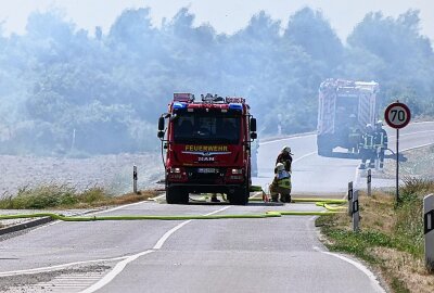 Strohfeim-Brand bei Großpösna: Wind erschwert Löscharbeiten - Der starke Wind fachte das Feuer und damit den Funkenflug enorm an. Foto: Sören Müller