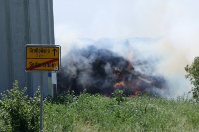 Strohfeim-Brand bei Großpösna: Wind erschwert Löscharbeiten - Der starke Wind fachte das Feuer und damit den Funkenflug enorm an. Foto: Sören Müller