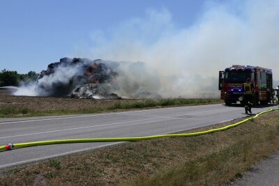 Strohfeim-Brand bei Großpösna: Wind erschwert Löscharbeiten - Mittwochmittag rückten gleich mehrere Feuerwehren zu einem Brand nach Seifertshain aus.