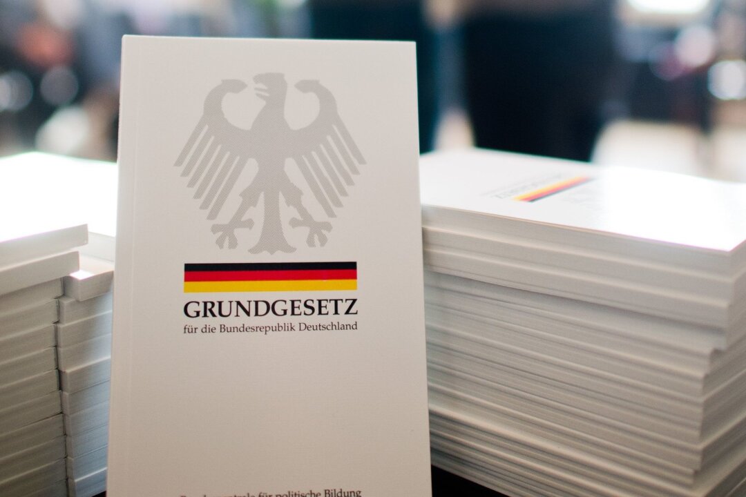 Studie: Hohe Akzeptanz für Grundgesetz in der Bevölkerung - Das Grundgesetz der Bundesrepublik Deutschland liegt bei einer Einbürgerungszeremonie aus.