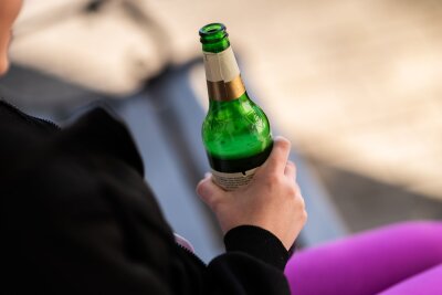 Studie: Wieder mehr junge Erwachsene mit Alkoholrausch - Ausschweifendes Alkohol trinken nimmt laut einer Studie bei jungen Leuten wieder zu. (Archivbild)