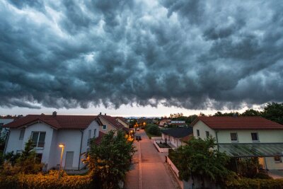 Stürmische Zeiten: So schützen Sie Ihr Haus vor Schäden - Fenster zu, Blumenkübel rein: Droht ein Sturm, sollten Sie sich und lose Gegenstände in Sicherheit bringen.