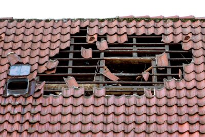 Stürmische Zeiten: So schützen Sie Ihr Haus vor Schäden - Ein Sturm kann schon mal das Dach abdecken. Spezielle Sogklammern sollen das verhindern. 