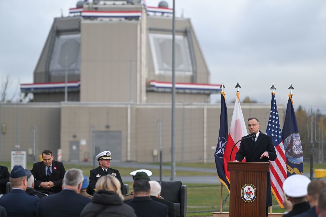 Stützpunkt für Nato-Raketenabwehrschirm in Polen eröffnet - Polens Präsident Andrzej Duda spricht bei der Eröffnung der US-Raketenabwehrbasis in Redzikowo. (Foto aktuell)