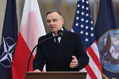 Stützpunkt für Nato-Raketenabwehrschirm in Polen eröffnet - Polens Präsident Andrzej Duda spricht bei der Eröffnung der US-Raketenabwehrbasis in Redzikowo. (Foto aktuell)