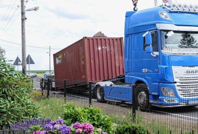 Stundenlange Vollsperrung: LKW-Auflieger in Ragewitz zerbrochen - Aufgrund des zerbrochenen LKW-Aufliegers kam es zu einer stundenlangen Straßensperrung. Foto: Sören Müller